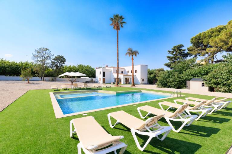 Fully equipped villa with garden, patio & private pool | Suitable for remote work | Pet-friendly — photo 2