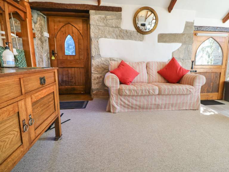 Cottage with yard — photo 4