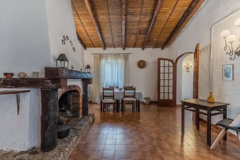 Villa with terrace & garden — photo 4