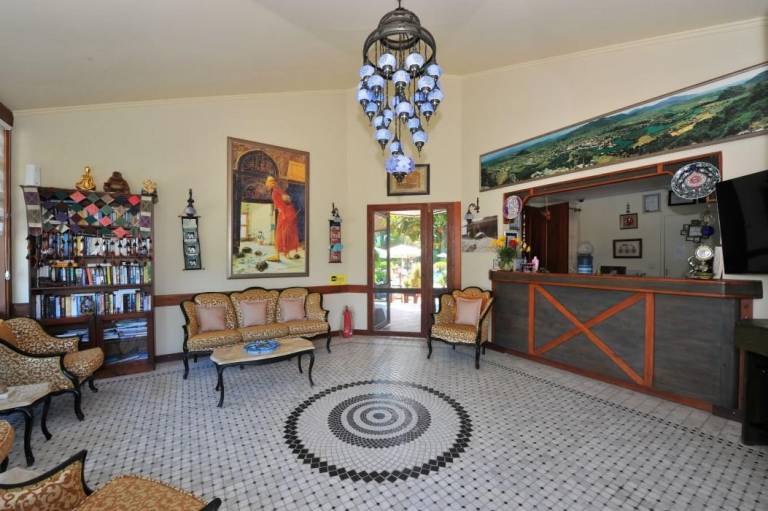 Lodge with terrace, BBQ & pool — photo 3