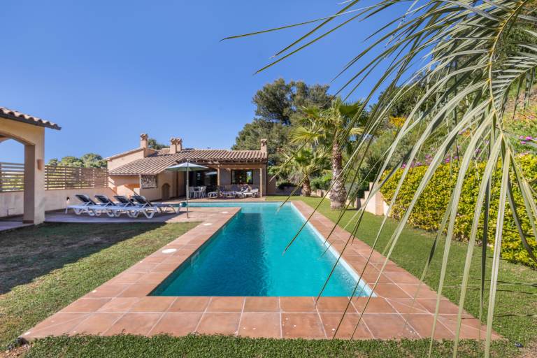 Villa with Garden and Pool 1000 Meters from the Beach in Begur