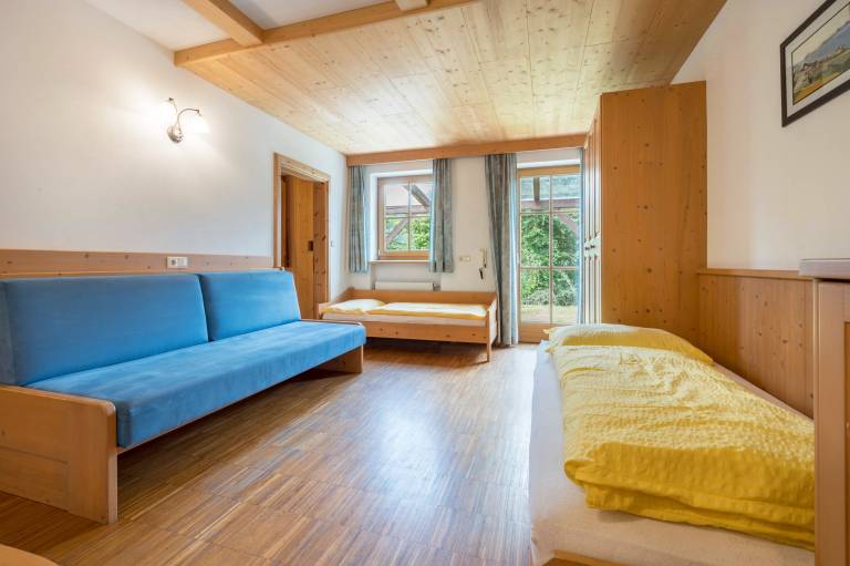 Family-friendly rental apartment with garden, hot tub & sauna | River view | Suitable for remote work | Pets are welcome — photo 3