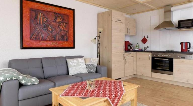 Holiday apartment with grill & yard — photo 3