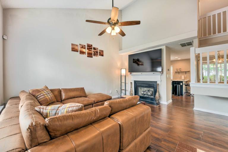 Chic Charlotte Townhome w/ Community Pool in Charlotte, NC