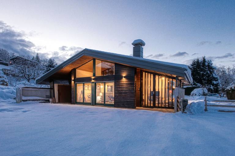Chalet with terrace & yard | Mountain view — photo 2