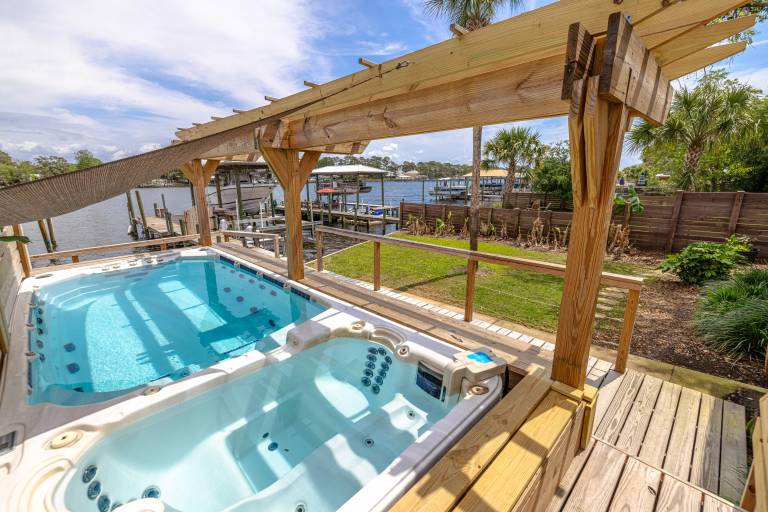Vacation home with hot tub, garden & barbeque | Water view — photo 3