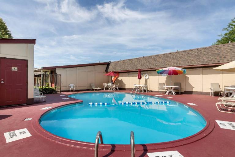 Rodeway Inn Auburn Hills - Detroit — photo 2