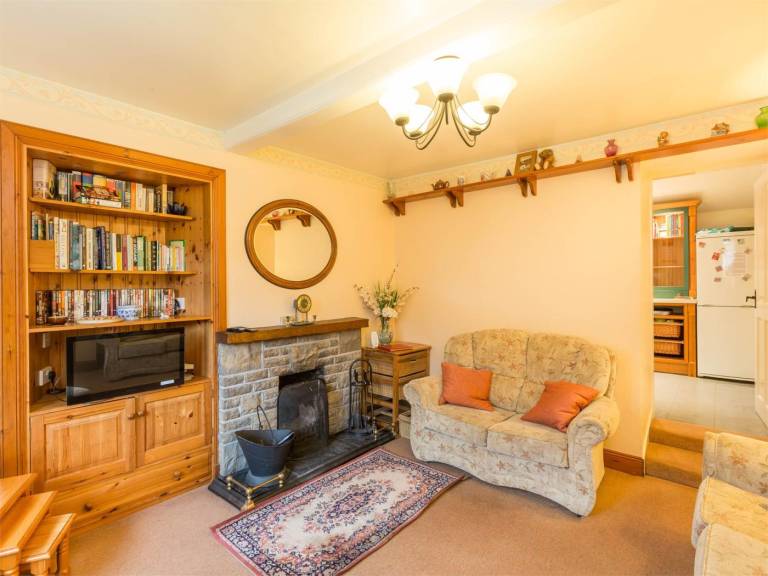 Pleasant cottage with yard | Pets allowed — photo 4