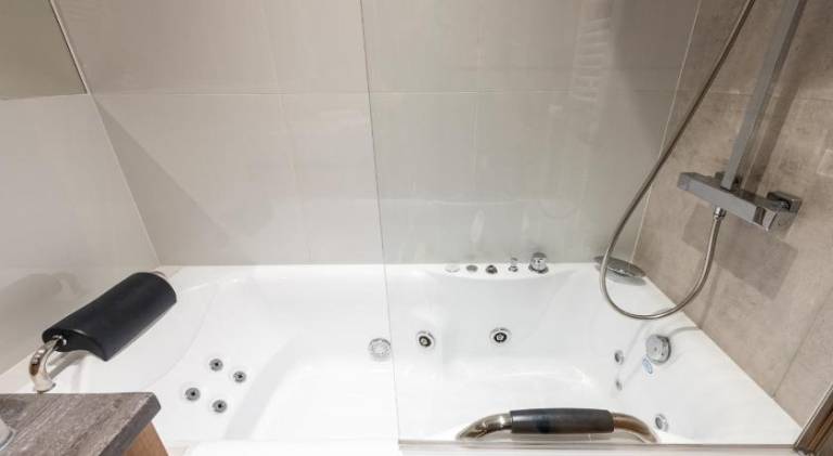 Apartment with jacuzzi — photo 5