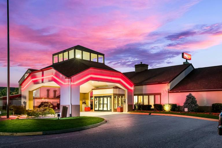 Red Roof PLUS & Suites Knoxville West-Cedar Bluff — photo 4