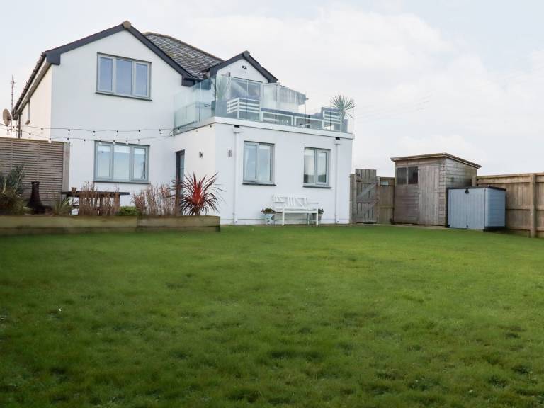 Cottage with garden | Beach view — photo 2