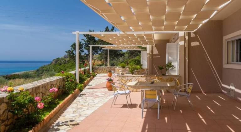 House with terrace, yard & jacuzzi — photo 2
