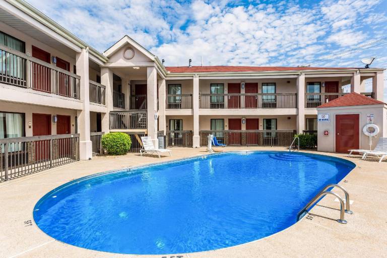 Econo Lodge Inn & Suites Murfreesboro Shopping District — photo 2