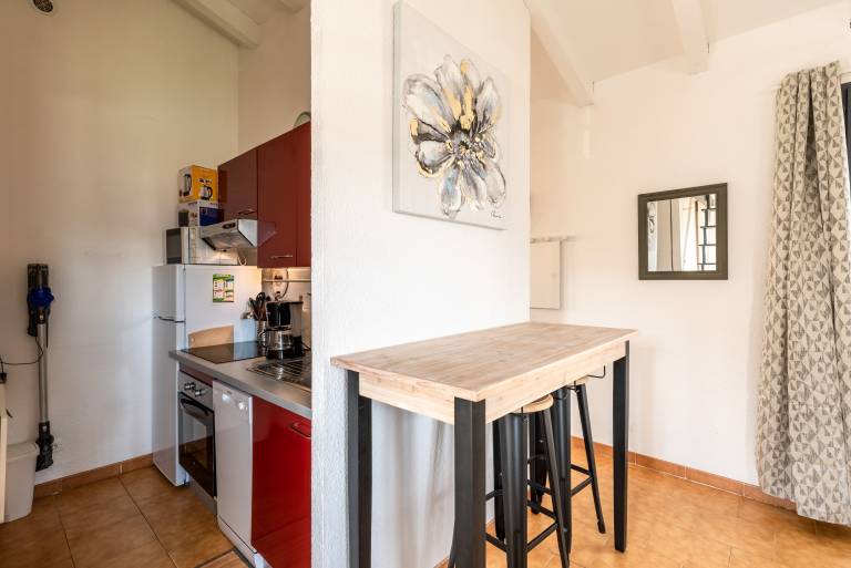 Rental apartment with patio — photo 3