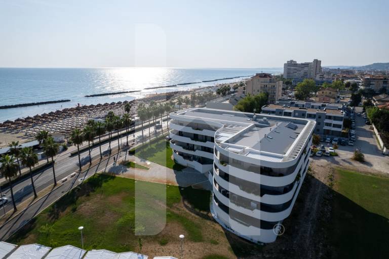 Modern, elegant and bright seafront apartment — photo 2