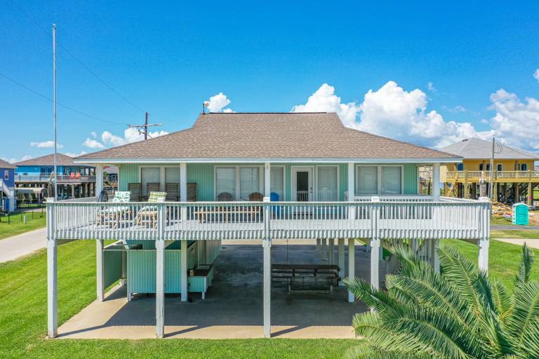 Family-oriented spacious vacation home with barbeque | Beach view | Pet-friendly in Bolivar, TX