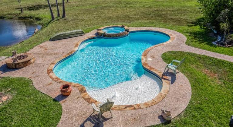 House with pool & jacuzzi | Pet-friendly in Texas City, TX