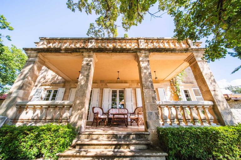 Child-friendly villa with yard, patio & barbecue | Pool view | Pet-friendly — photo 4