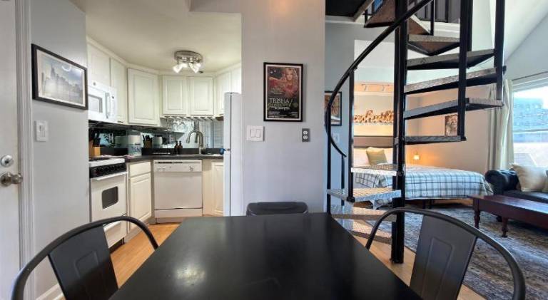 Walk to Broadway - Free Gated Parking - Cozy Condo — photo 2