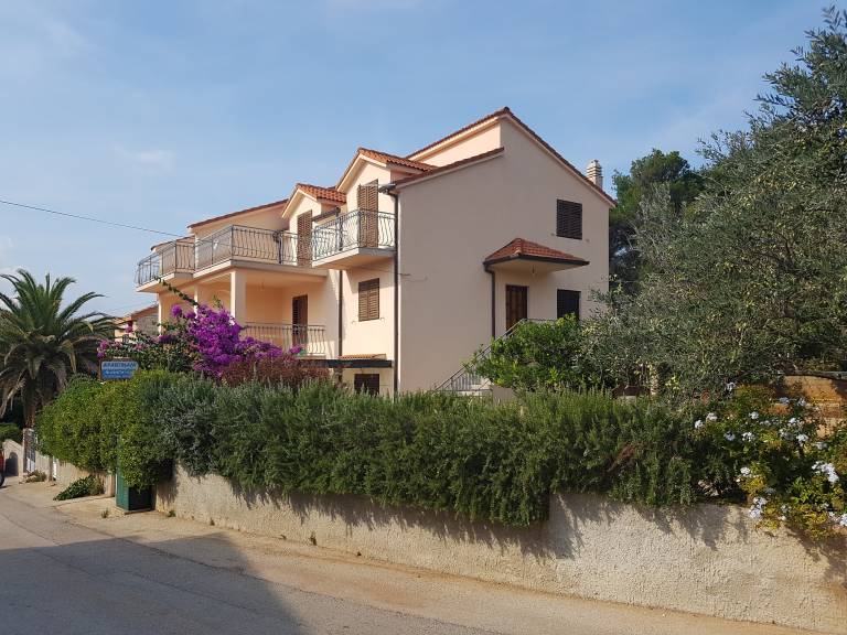 Holiday apartment with terrace | Garden view in Hvar