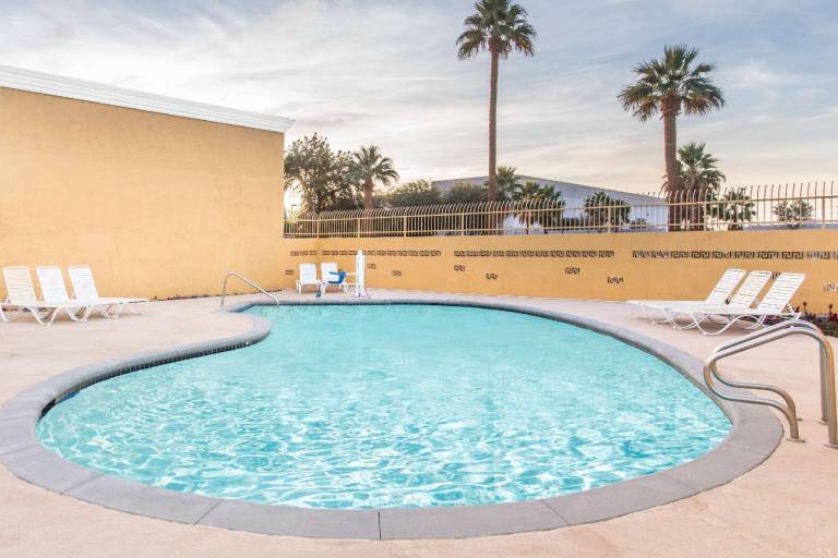 Days Inn by Wyndham Indio — photo 5