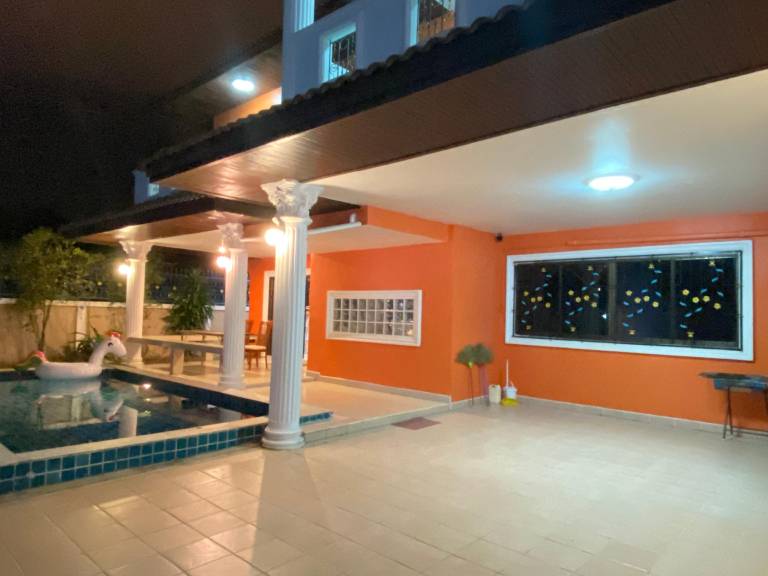 Jomtien beach 800M, orange villa, 5BR, BBQ, SNOOKER in Pattaya