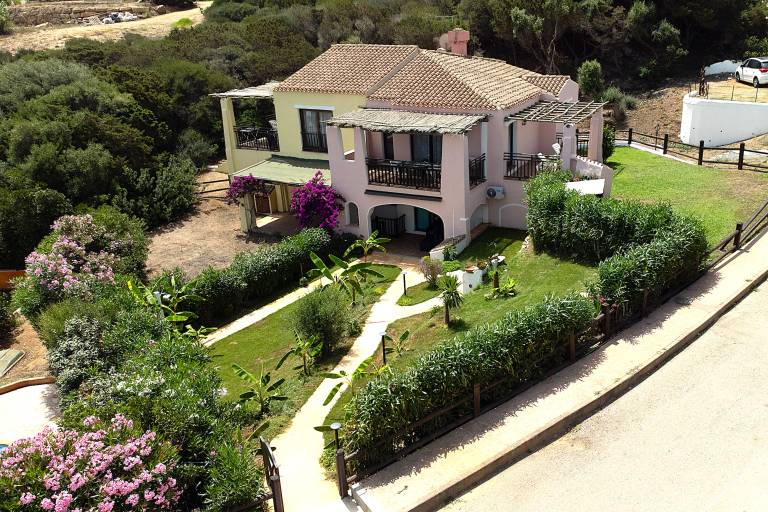 Villa with barbecue & yard | Garden view — photo 2