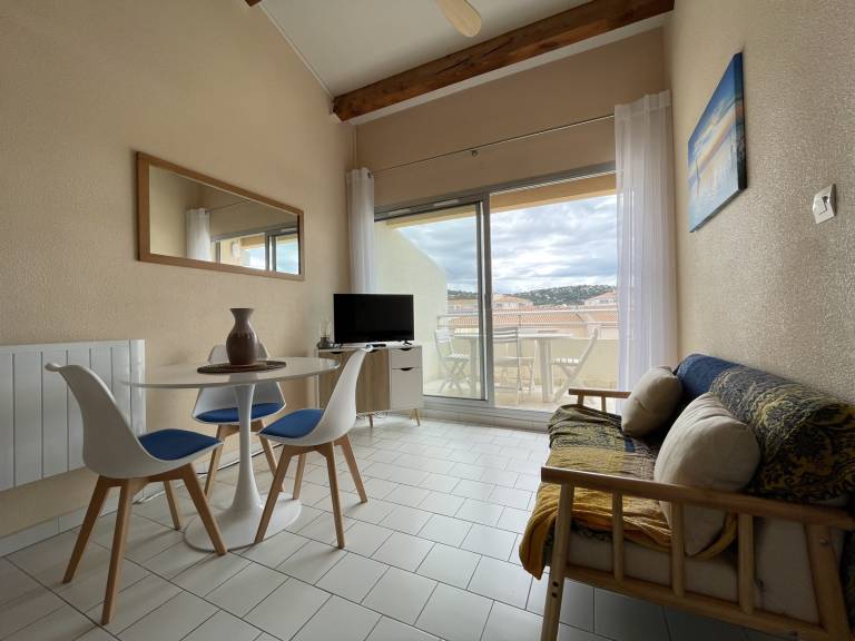 Lovely 2BR loft, near beach, parking included, pets allowed — photo 4
