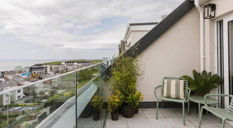 Earls Harbour Luxury Apartments — photo 3