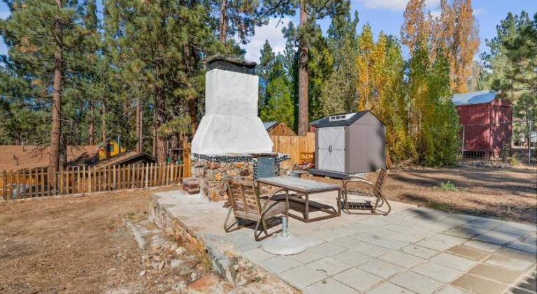 Vacation home with yard, BBQ & patio | Pet-friendly — photo 4