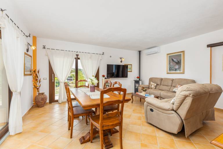 Pet-Friendly Villa Tomaso with Mountain View, Garden, A/C & Wi-Fi — photo 5