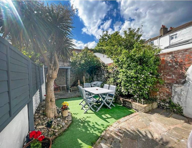 Vacation home with yard | Next to British Airways i360 | Next to the beach | Suitable for remote work | Pet-friendly — photo 5