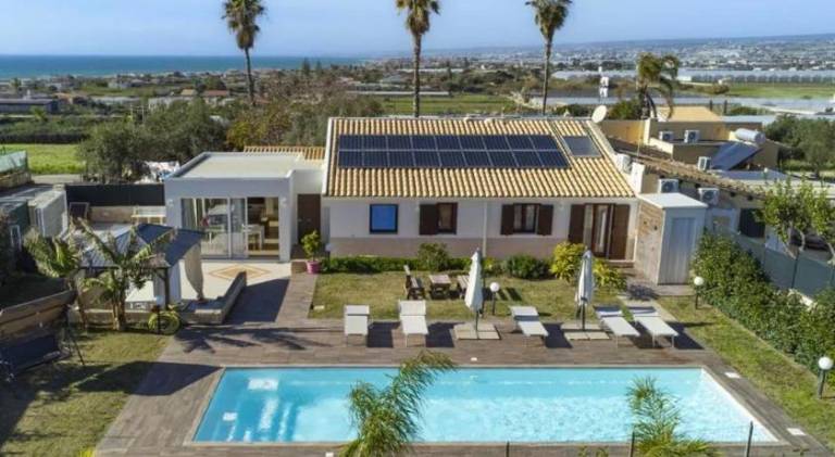 Villa with grill, yard & private pool in Ragusa