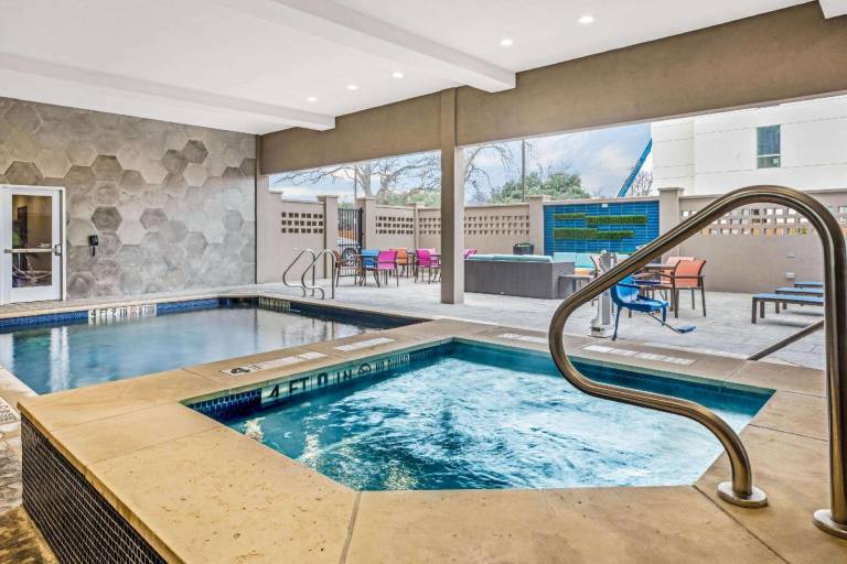 La Quinta Inn & Suites by Wyndham Waco Baylor Downtown — photo 3