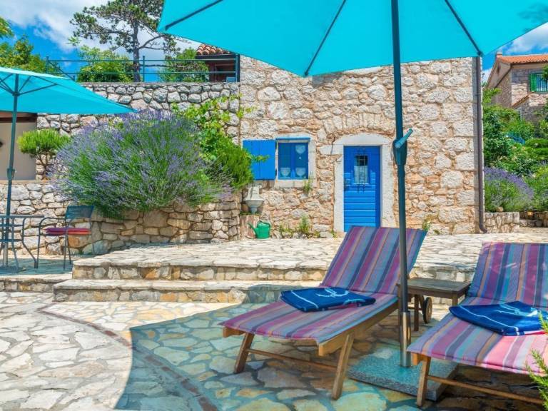 Fully equipped vacation home with barbecue, yard & private pool | Nature view | Dogs allowed — photo 4