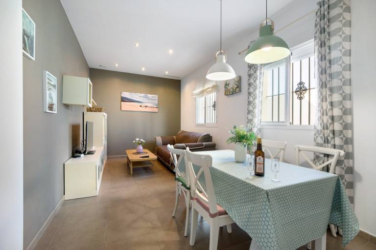 Rental apartment with yard, fast internet & hot tub | City view | Perfect for remote work — photo 3