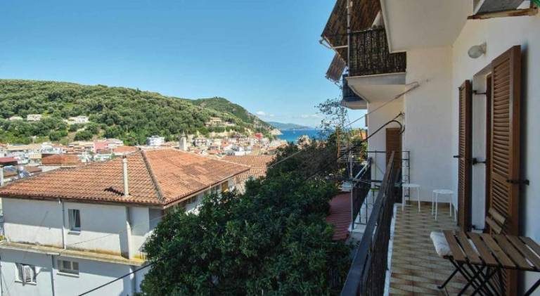 Rental apartment with yard & patio in Parga