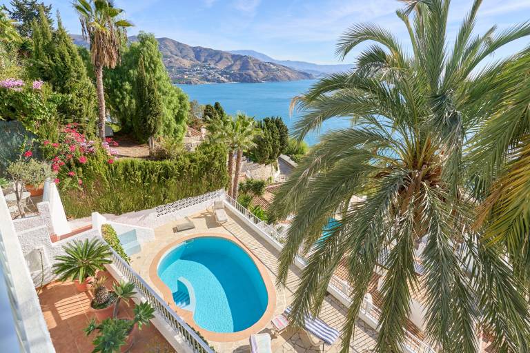 Fully equipped villa with garden, terrace & pool | Beach view | Beach nearby | Perfect for remote work | Pets allowed — photo 2