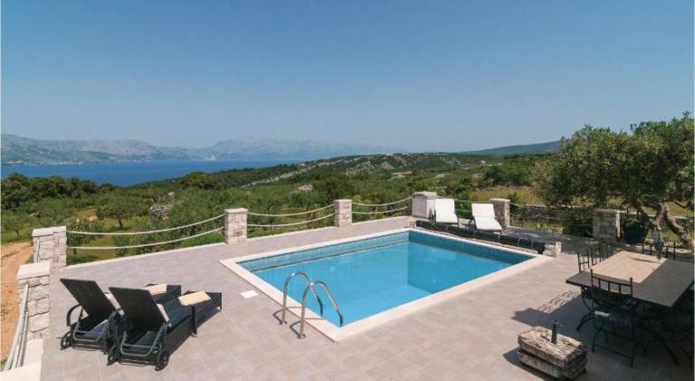House with pool in Postira