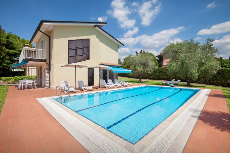 Fully equipped big villa with garden, terrace & private pool | Pet-friendly in Affi