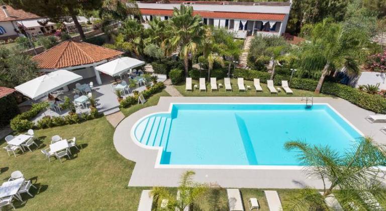 Beautiful serviced apartment with garden, pool & jacuzzi | Close to the beach | Pets allowed in Montecorice