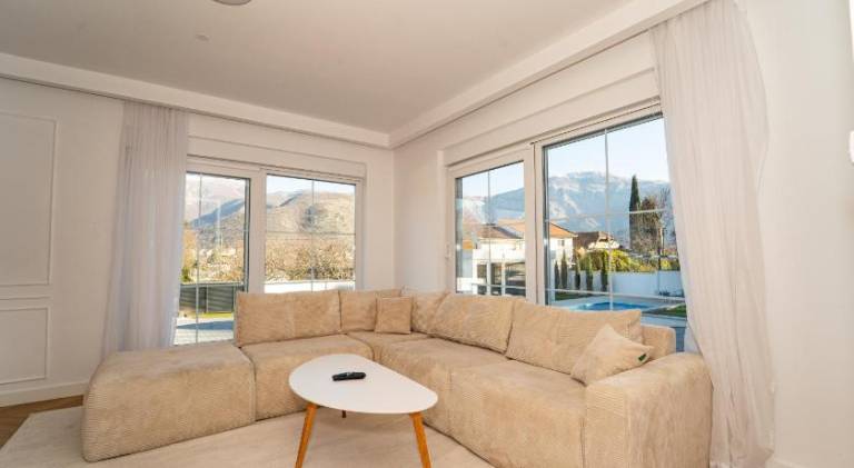 Villa with hot tub & pool | Pets are welcome — photo 2