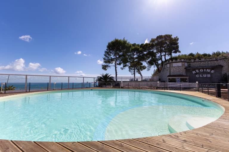 Child-friendly apartment with pool, patio & barbecue | City view | Pets are welcome — photo 4