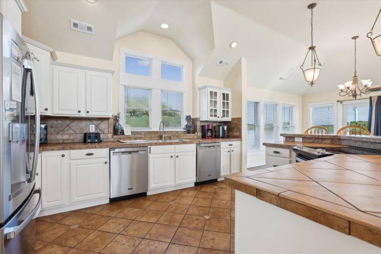 Vacation home with grill, hot tub & private pool — photo 5