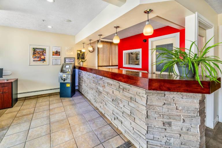 Econo Lodge Inn & Suites — photo 3