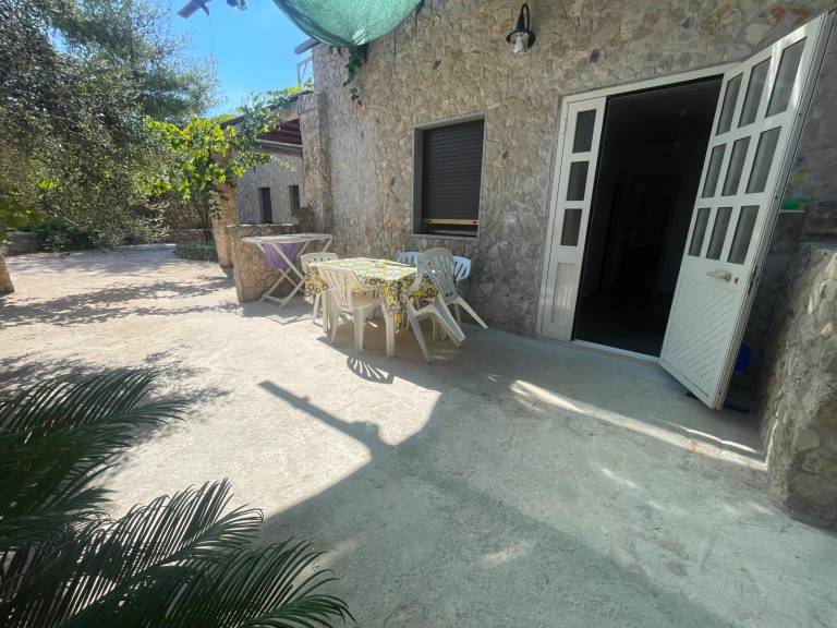 Holiday apartment with barbeque & garden | Garden view — photo 2