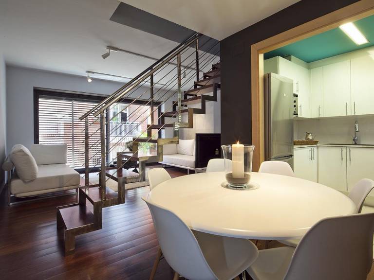 Rental apartment with patio, yard & pool | Near Park Güell — photo 3