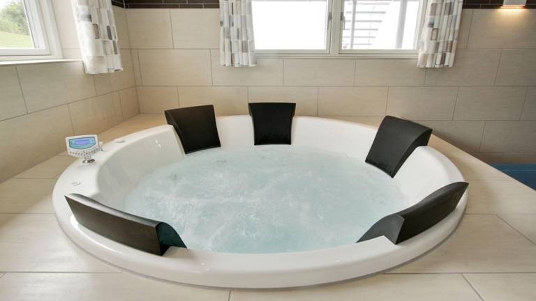 Family-oriented nice vacation home with private pool, yard & terrace | Pets allowed — photo 3