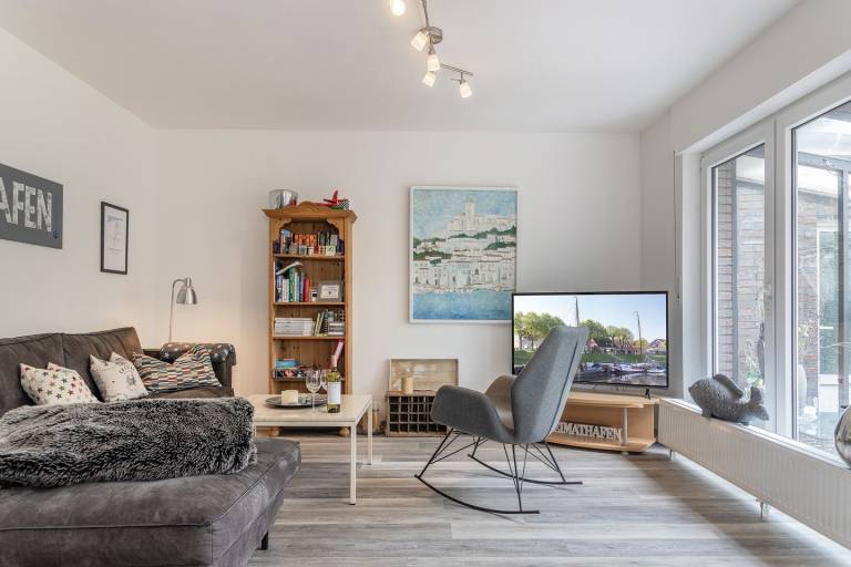 Durchatmen und ankommen: Diese großzügig geschnittene und modern eingerichtete Ferienwohnung begeistert mit Kaminofen, Wintergarten und großer Küche. Zu jeder Jahreszeit gemütlich – ideal für entspannte Küstentage. — photo 3
