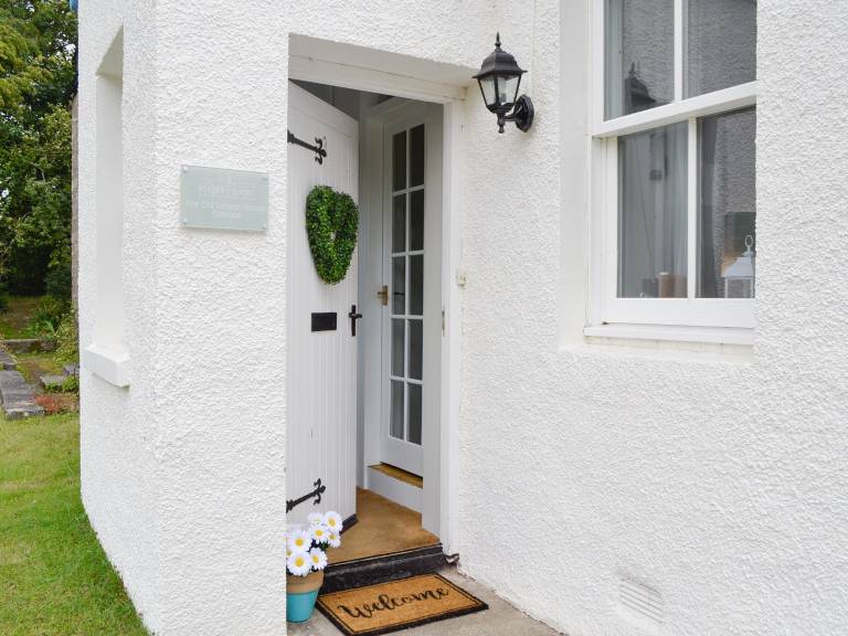 Cottage with yard — photo 2